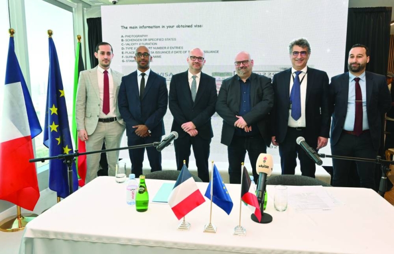 السفير الفرنسي ويماني مع مسؤولي مركز كاباغو (تصوير أسعد عبدالله)