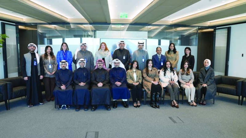 الخرافي والعبلاني ونيبهانوبودي مع المتدربين 