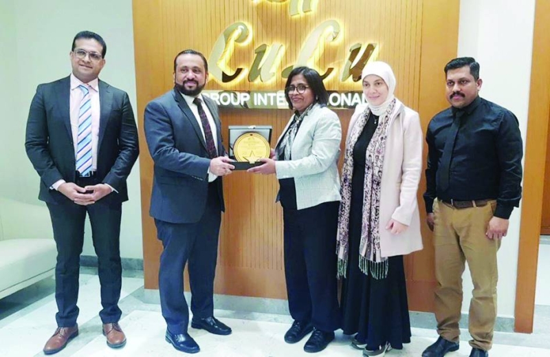 


إدارة «لولو» خلال تلقي الهدية من مديرة المدرسة 