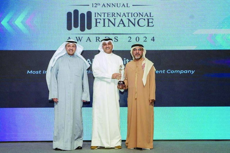 


ممثل الشركة متسلّماً الجائزة خلال الحفل 