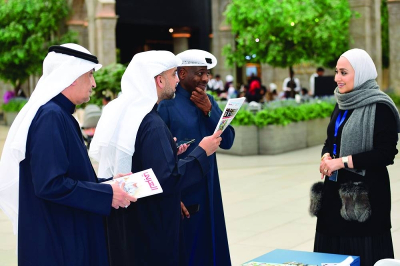 


شروق القفاص مع عدد من رواد «بوث» المجلس الوطني 