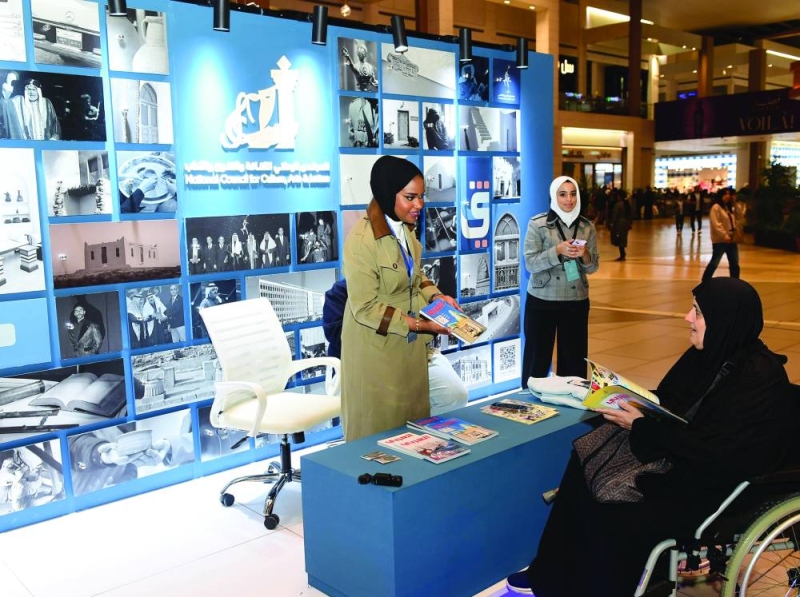 


سارة الرومي تشرح لإحدى السيدات عن هوية «القرين الثقافي 30» 