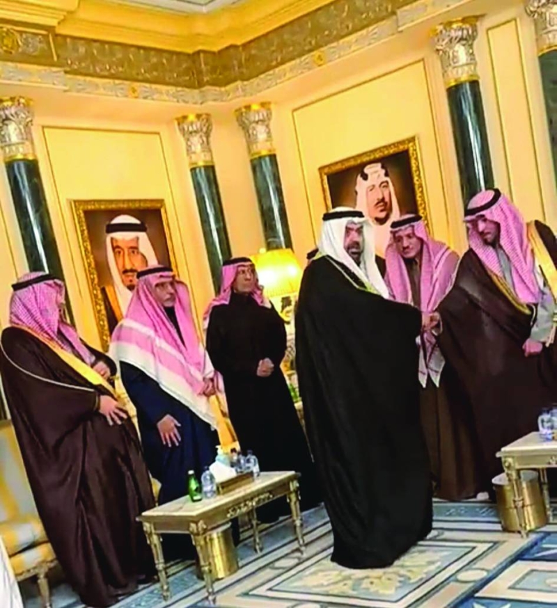 


خالد البدر خلال تقديمه واجب العزاء 