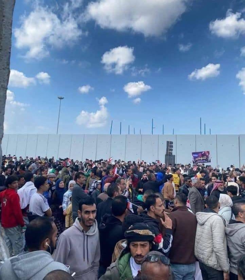 مصريون في معبر رفح البري الجمعة