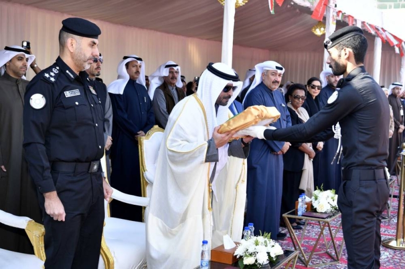 محافظ مبارك الكبير يقبل علم دولة الكويت