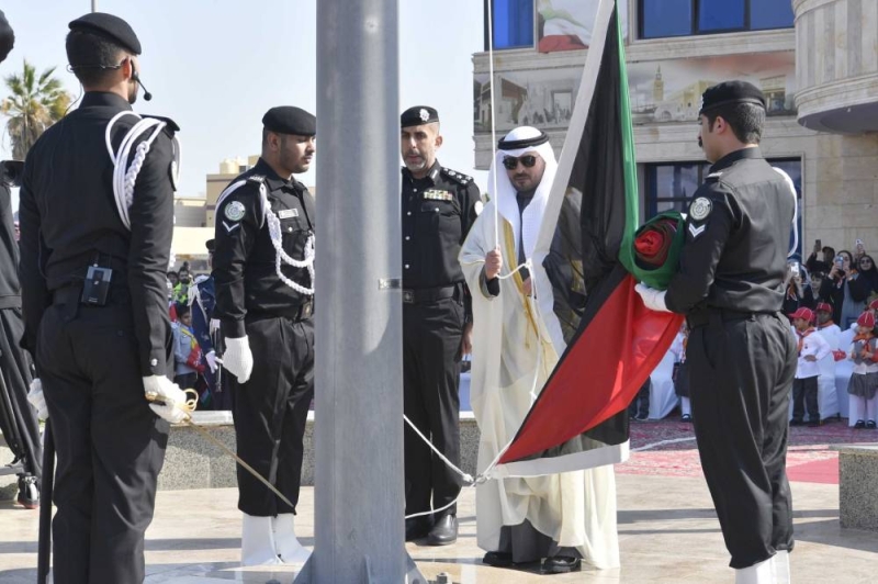 محافظ مبارك الكبير يرفع العلم 