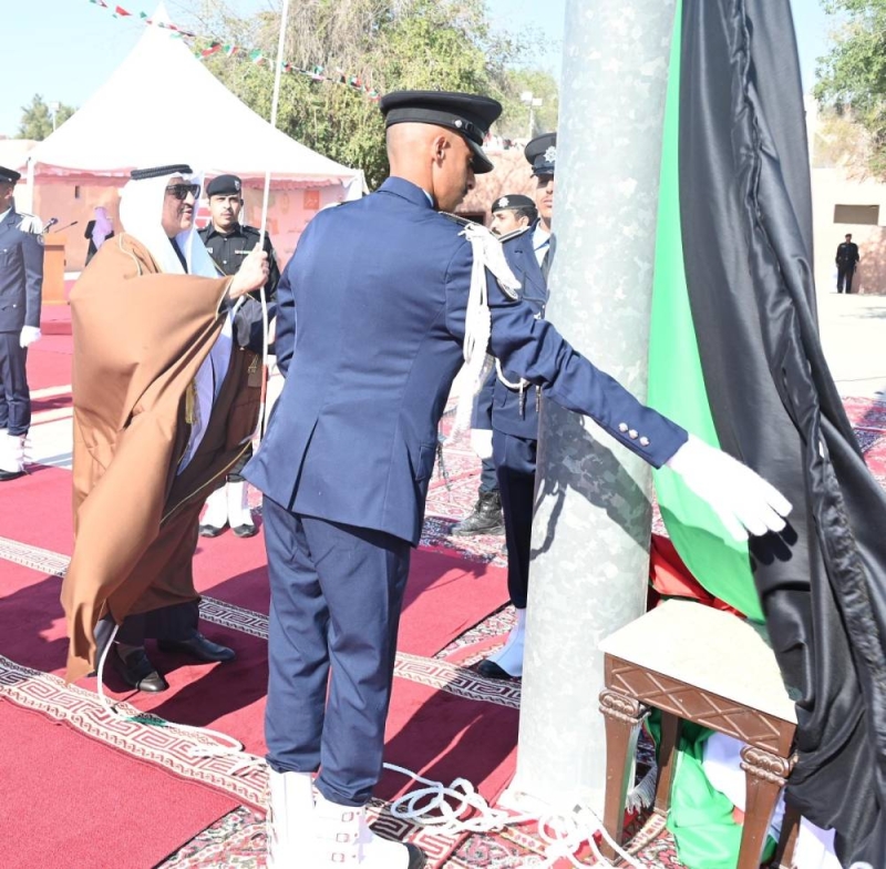 محافظ الجهراء يرفع العلم