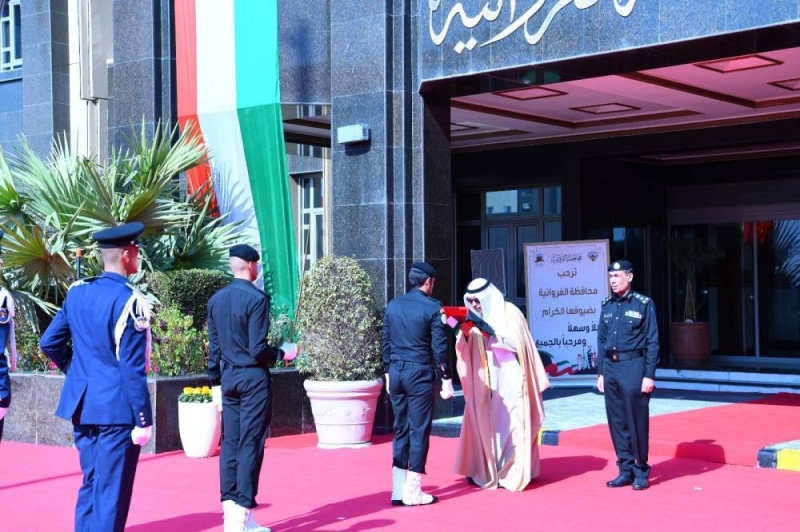 محافظ الفروانية يقبل العلم