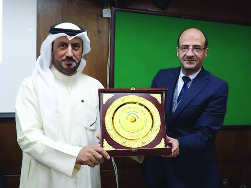 


درع تذكارية من كلية الاقتصاد للدكتورة سعاد الصباح 