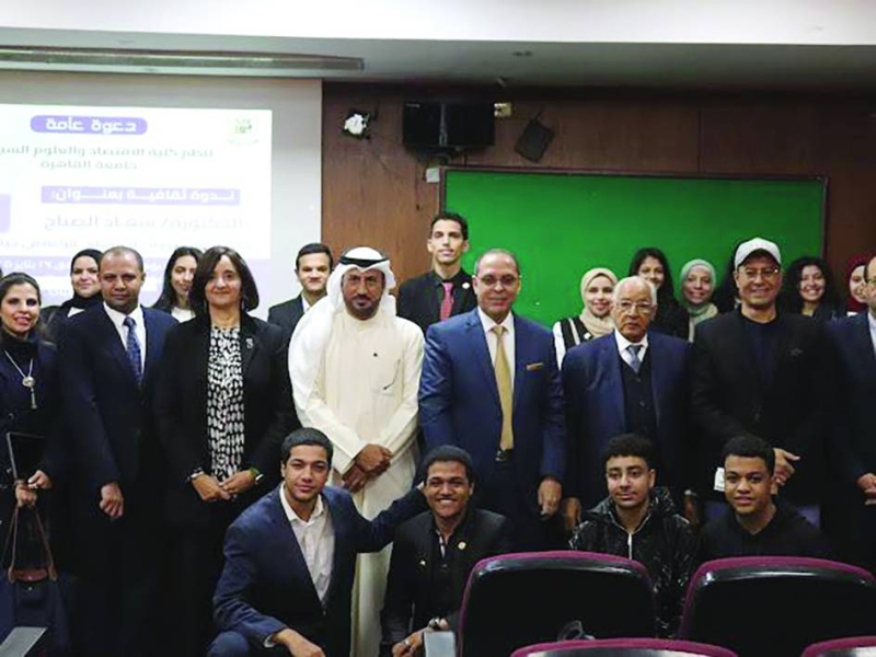 


المسعودي يتوسط المشاركين في الندوة 