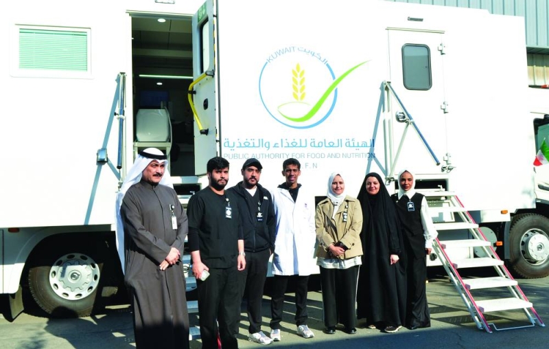 


مسؤولو هيئة الأغذية أمام المختبر المتنقل بالمطار 	 (تصوير سعود سالم) 