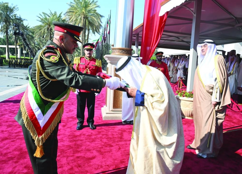 


سمو الأمير يقبّل العلم قبل رفعه 