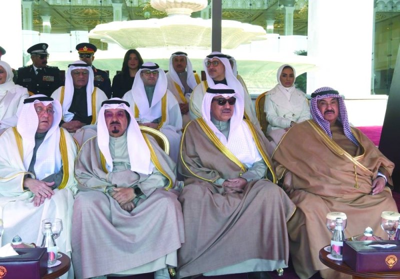 


سمو ولي العهد متوسطاً سمو الشيخ ناصر المحمد وسمو رئيس مجلس الوزراء ورئيس المجلس الأعلى للقضاء 