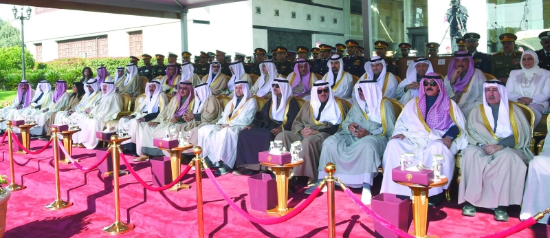 


كبار الشيوخ والمسؤولين في الاحتفال 