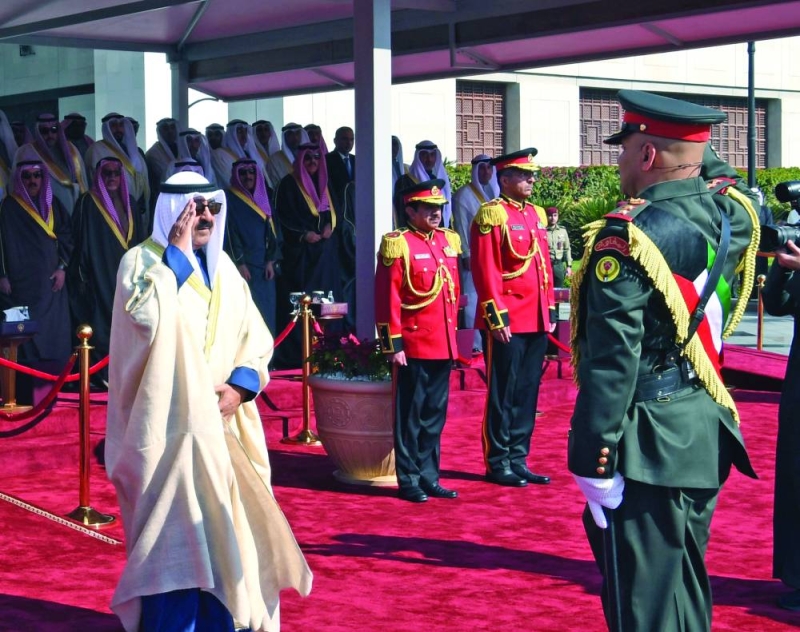 


صاحب السمو يرد التحية لحرس الشرف في مراسم رفع العلم 