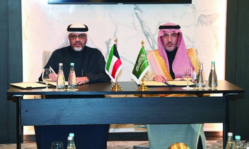 


العجمي والشثري خلال توقيع الاتفاقية 	(تصوير نايف العقلة) 