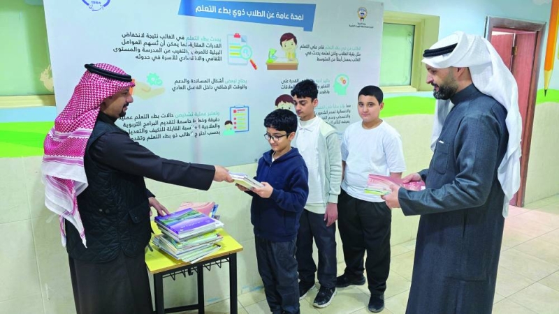 توزيع الكتب المجزأة على الطلبة      (تصوير سعود سالم)