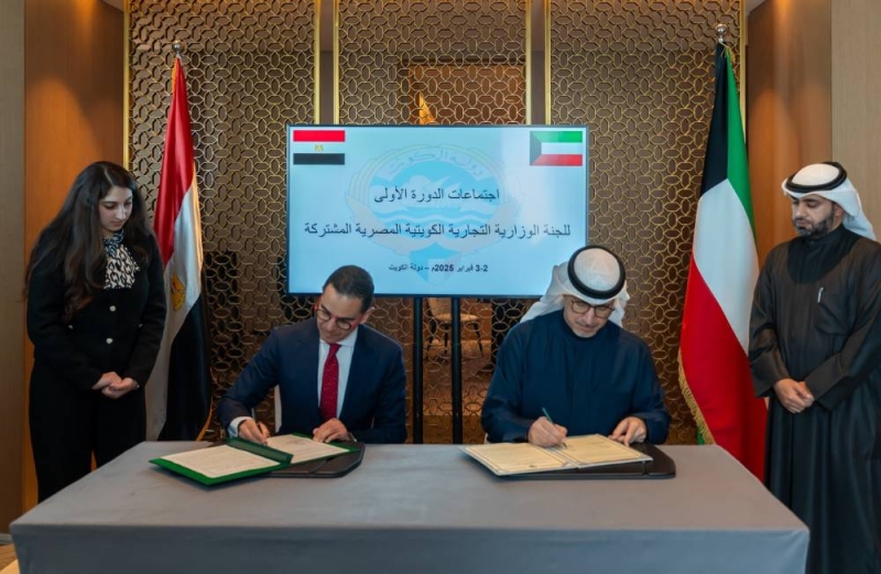 جانب من توقيع على محضر الاجتماع من قبل وزيري التجارة الكويتي والمصري