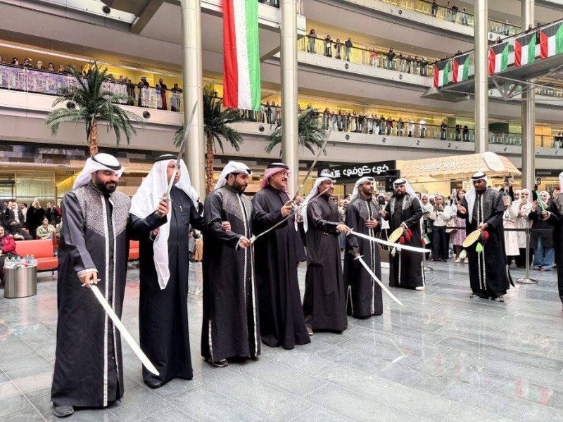 الوزير الطبطبائي يعرض مع الفرقة الشعبية 