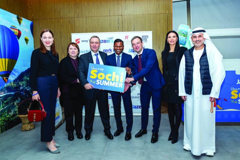 السفير الروسي وزوجته مع المدير التنفيذي لطيران الجزيرة خلال الحفل