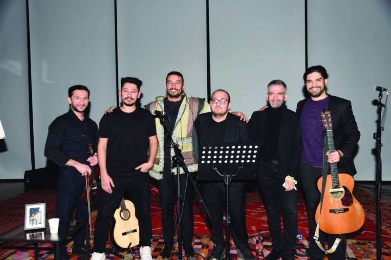 


الفنان عمراني مع أعضاء الفرقة 