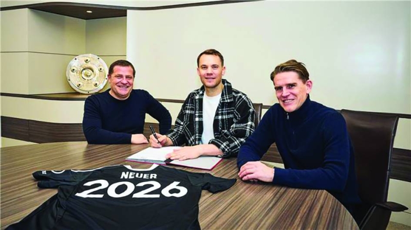 مانويل نوير موقعاً على العقد الجديد