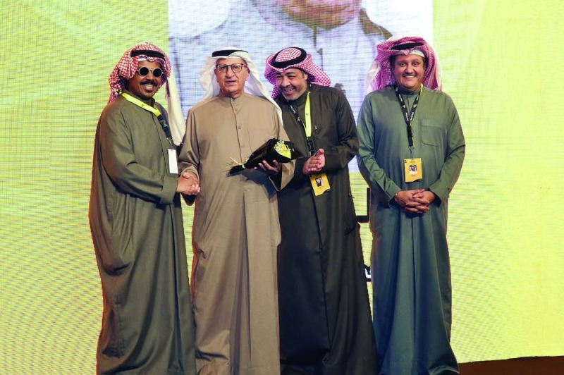 


علي الريس يتسلّم جائزته 