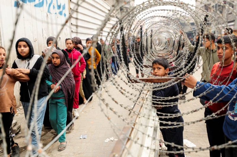 أطفال ينتظرون الحصول على خُبز في غزة           (رويترز) 
