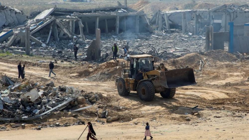 آليات تعمل على إزالة الأنقاض في جنوب غزة
