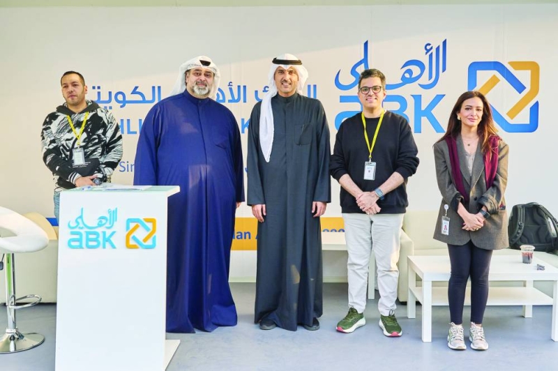 محافظ الأحمدي الشيخ حمود الجابر في جناح البنك