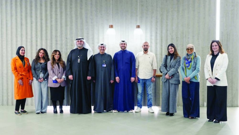 


الخشتي والجاسم والسالم وبورزق مع مسؤولي الجهات المشاركة 