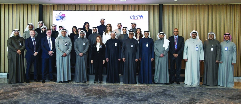 


الإدارة التنفيذية للبنك والخريجون خلال حفل ختام البرنامج 