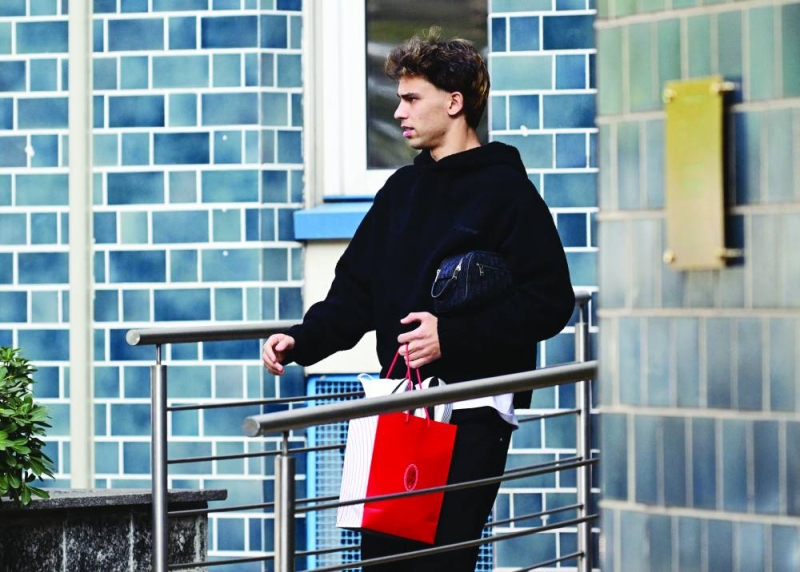  جواو فيليكس مغادراً العيادة بعد خضوعه للفحص الطبي في ميلان (رويترز)