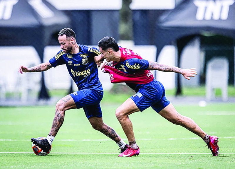 نيمار خلال التدريب الأول مع سانتوس (رويترز) 