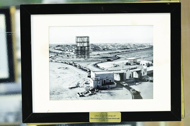 


إحدى بوابات سور الكويت الثالث 