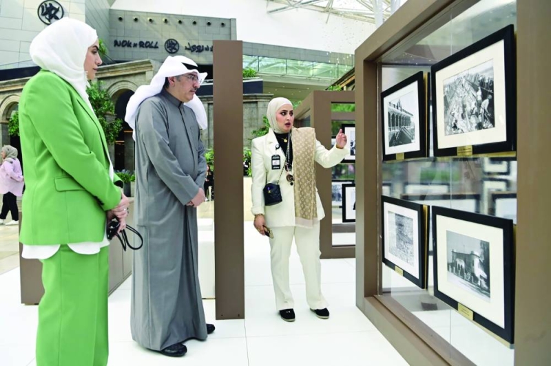 


شروق سعد تقدم شرحاً للصور بحضور بن رضا ودلال الفضلي 