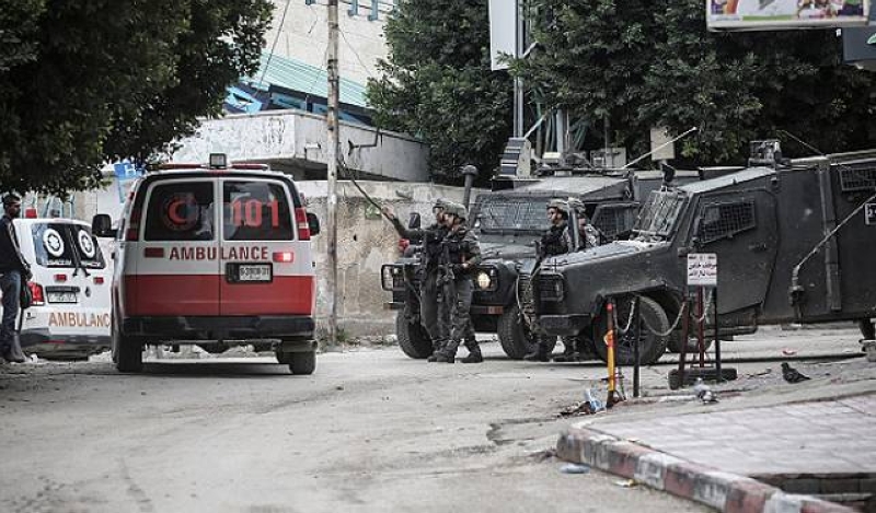 قوة إسرائيلية تعترض سيارات الإسعاف في الضفة