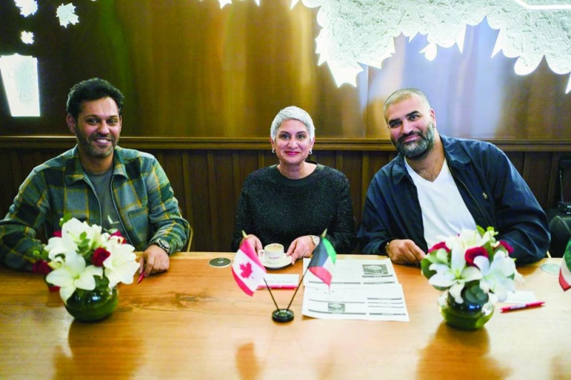 السفيرة مواني تتوسط مشاري الياقوت والشيف خالد البكر لتذوق «مزيج الصداقة»