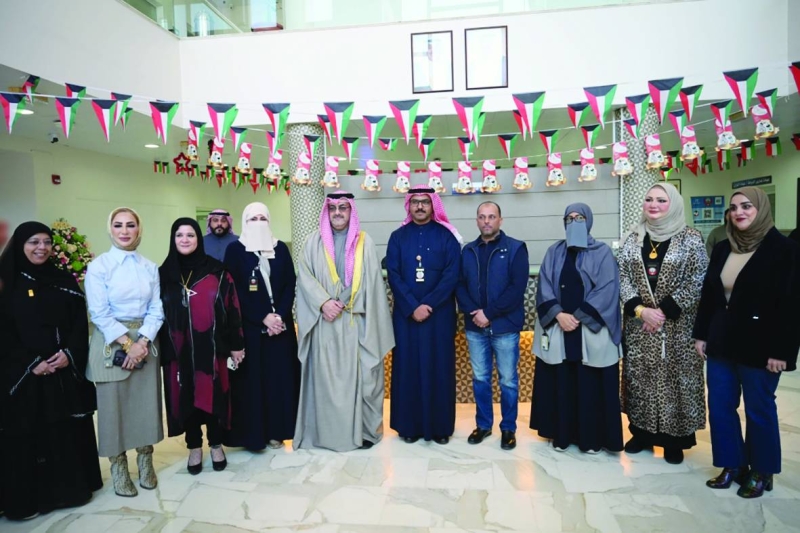 المحافظ وعدد من المشاركين في الفعالية 