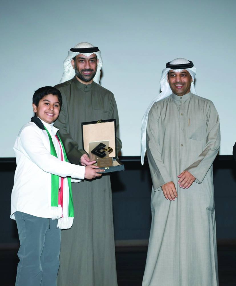 تكريم أحد الطلاب الفائزين