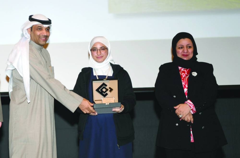 


تكريم طالبة فائزة 