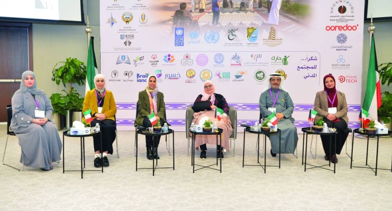 المتحدثون في الجلسة الحوارية 	(تصوير سعود سالم) 