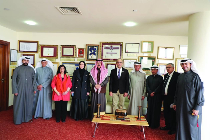 


لقطة جماعية للمشاركين في المنارة الثقافية 