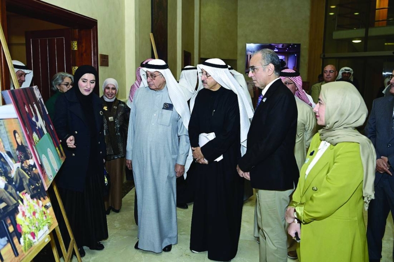 الجسار خلال جولته في معرض الصور