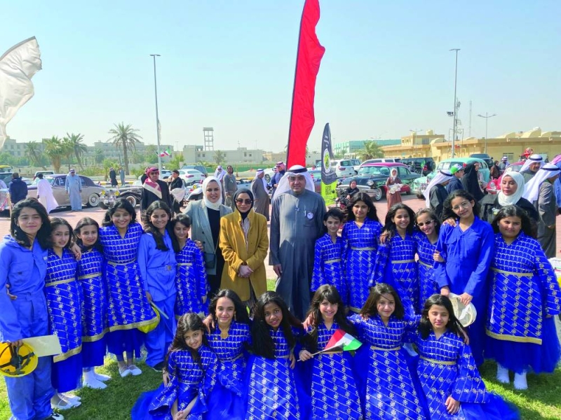 الوزيرة والوكيل المساعد مع زهرات إحدى المدارس