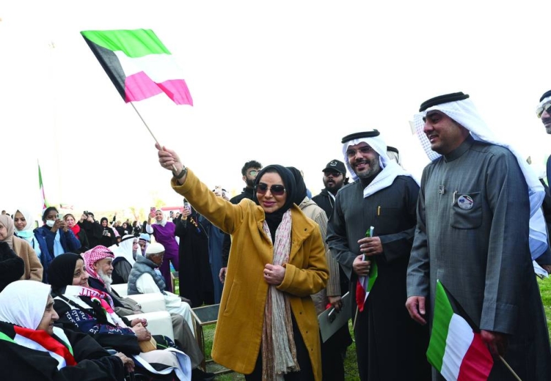 الحويلة ترفع العلم خلال مشاركتها في الاحتفال 	 (تصوير نايف العقلة) 