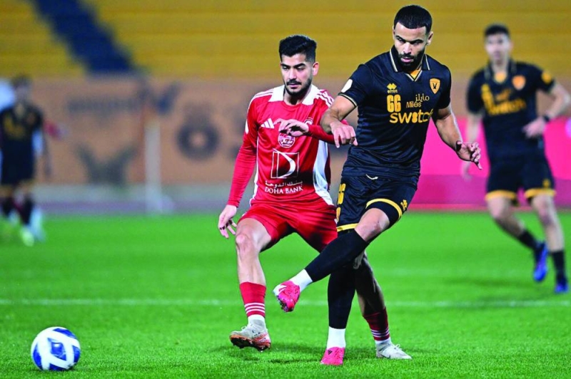 


محترف القادسية المهدي برحمة يسدد الكرة 