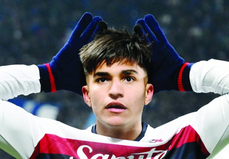 سانتياغو كاسترو محتفلاً بهدفه في مرمى أتالانتا (رويترز)