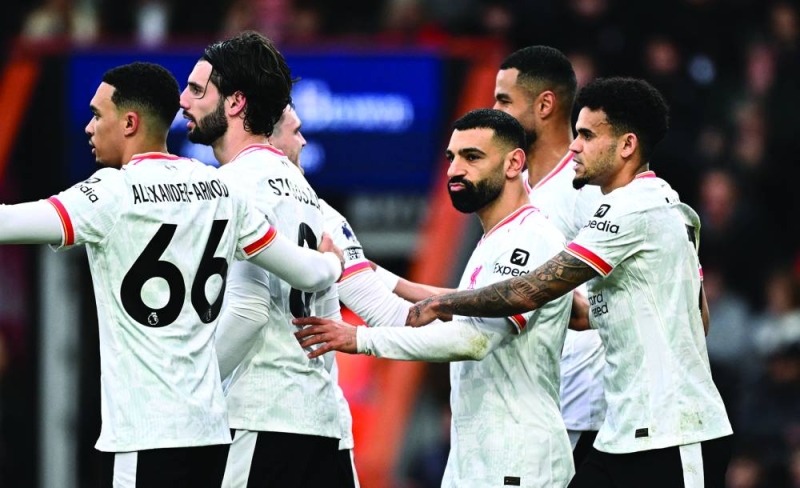 محمد صلاح مع لاعبي ليفربول  