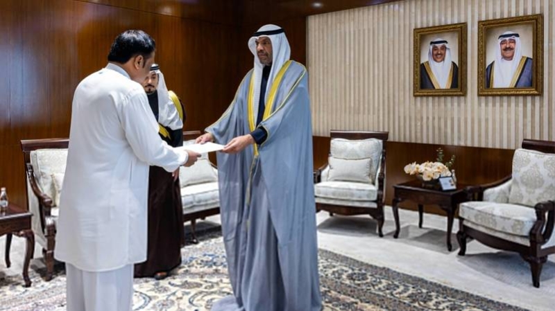 خلال تسلمه نسخة من أوراق اعتماد سفير جمهورية سريلانكا 